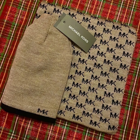 Brand New Michael Kors Men's Scarf & Reversible Hat Gift Set Logo